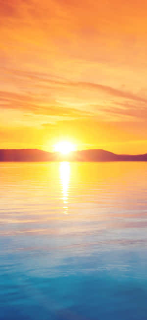 平靜湖面上的夕陽與遠山 — 日落 壁紙