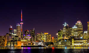 多倫多夜晚天際線，發光的建築物和CN塔倒映在水中。 — 多倫多 壁紙