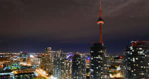多倫多夜景，CN塔亮起，城市燈光閃爍。 — 多倫多 壁紙