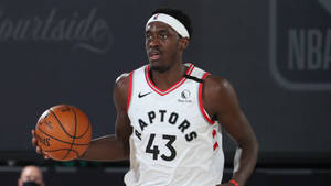 多倫多暴龍隊43號球員在NBA比賽中運球。 — 多倫多暴龍 壁紙
