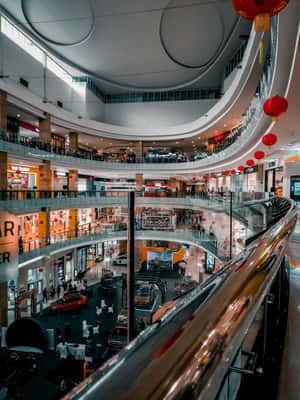 多層購物中心，設有弧形陽台和紅色燈籠。 — 購物 壁紙