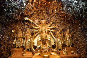 金色杜爾迦雕像與隨從被紙鶴環繞。 — Maa Durga 壁紙