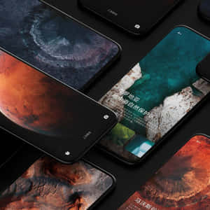 智慧型手機在深色表面上展示火星和海岸桌布。 — Xiaomi 壁紙