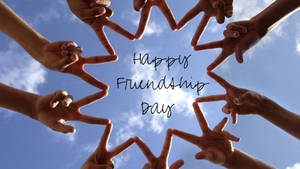 手在天空中形成心形，並有「Happy Friendship Day」文字。 — 友誼日 壁紙