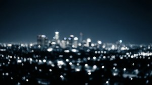 夜晚城市景觀，帶有模糊燈光和黑暗天空 — 背景 壁紙
