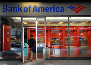 夜晚，帶有紅藍品牌標識的美國銀行分行，有人進入。 — 外灘群島 壁紙