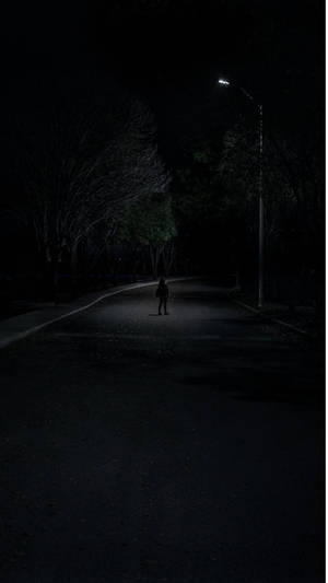 一個人在夜晚的路燈下獨自走在黑暗的街道上。 — 孤獨 壁紙