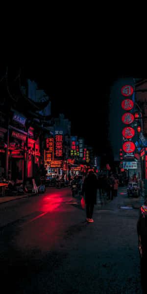 夜晚，一個人在霓虹燈照亮的小巷中行走，伴隨著紅色招牌。 — 賽博龐克城市 壁紙