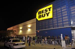 夜晚在Best Buy商店外面等候的人群，有警車在場。 — 最佳購買 壁紙
