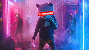 一隻穿著 Supreme 連帽衫的熊吉祥物在雨中霓虹小巷行走，附近有戴面具的人物。 — 可愛熊貓 壁紙