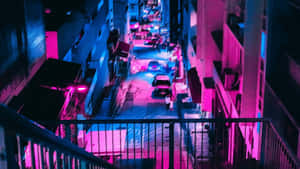 霓虹粉紅和藍色燈光照亮了夜晚繁忙的城市小巷。 — 街頭 壁紙