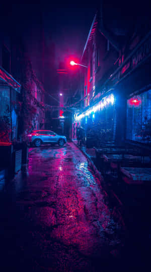 雨濕的都市小巷在夜晚閃爍著紅色和藍色的霓虹燈光。 — 賽博龐克城市 壁紙