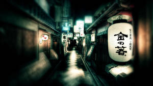 夜晚昏暗的狹窄日本小巷，帶有發光的燈籠和霓虹燈。 — 日本 壁紙