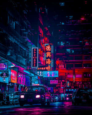夜晚霓虹燈照亮城市街道，發光招牌和濕漉漉的人行道。 — 城市燈光 壁紙
