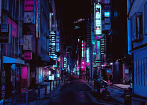 霓虹招牌照亮了一條寧靜的日本城市街道，夜晚路面濕滑。 — 日本動漫 壁紙