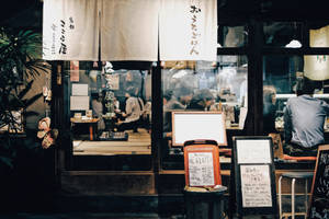 夜晚有顧客在內用餐的舒適日本餐廳。 — 日式審美桌面 壁紙