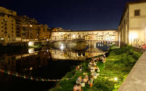 Ponte Vecchio 橋的夜景，人們在草河岸用餐。 — 城市風景 壁紙