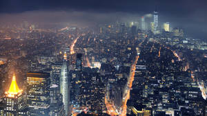 夜晚俯瞰密集城市，建築物和街道閃爍發光。 — 紐約市 壁紙