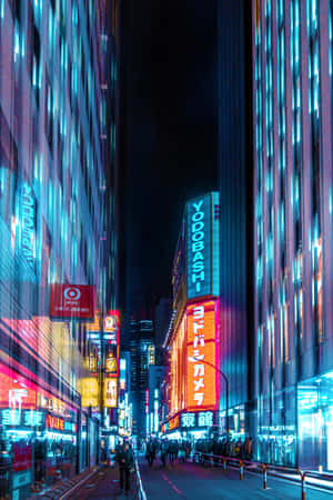 霓虹燈招牌照亮了夜晚繁忙的東京街道，行人穿梭在高樓大廈之間。 — Huawei MatePad 壁紙