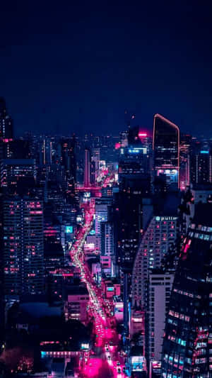 夜晚繁華的城市，發光的粉紅色街道和高聳的摩天大樓。 — 霓虹城市動態圖 壁紙