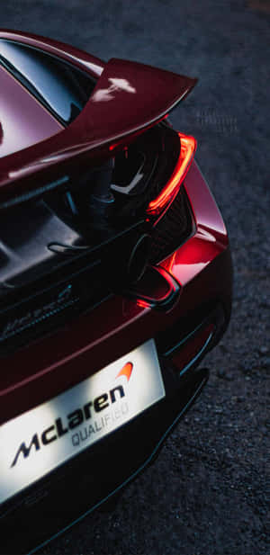 黑色瀝青路上，紅色McLaren跑車的車尾，帶有發光尾燈。 — 美學 壁紙