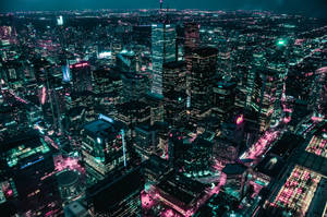 充滿活力的城市夜景鳥瞰圖，有閃爍的摩天大樓和霓虹燈。 — 城市燈光 壁紙