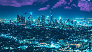夜晚發光的藍色城市景觀，帶有紫色雲層和一隻飛翔的鳥。 — 城市燈光 壁紙