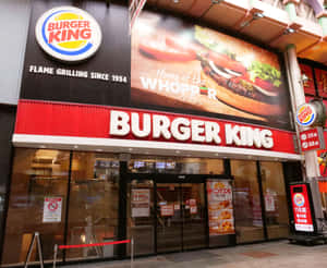 夜晚的Burger King餐廳門面，帶有發光招牌和日文字。 — 漢堡王 壁紙