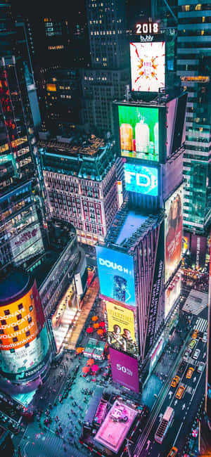 夜晚的時代廣場，明亮的廣告牌和人群。 — 紐約 壁紙