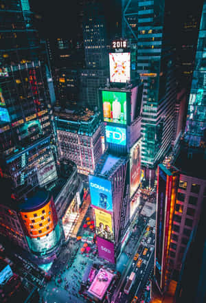 夜晚的時報廣場，閃爍的廣告牌和繁忙的街道。 — 紐約 壁紙