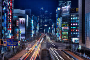 夜晚東京的霓虹燈街道，車燈劃過，高聳的摩天大樓。 — 東京 壁紙