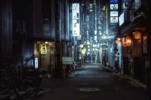 夜晚東京狹窄小巷，被發光的霓虹招牌和紙燈籠照亮。 — 3:2 壁紙