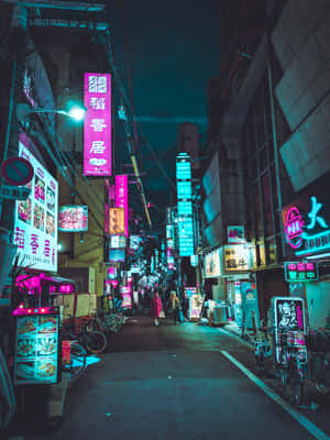 夜晚霓虹燈照亮的東京小巷，有發光招牌和行人。 — 霓虹城市動態圖 壁紙