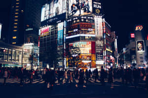 夜晚東京街道，霓虹燈招牌和人群穿過繁忙十字路口。 — 東京喰種風格 壁紙