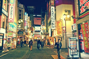 夜晚東京街道，有發光招牌和行人。 — 東京喰種風格 壁紙