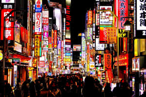 夜晚東京擁擠的街道，被色彩繽紛的霓虹招牌和發光的廣告牌照亮。 — 日本 壁紙