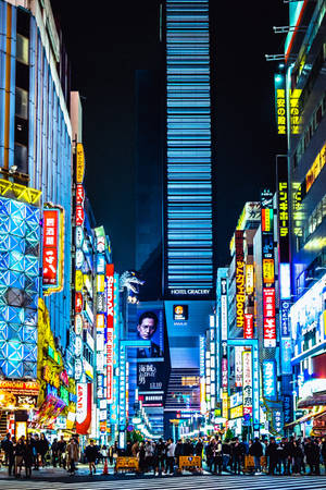 夜晚東京的霓虹燈街道，人群和高聳的建築物。 — 城市燈光 壁紙