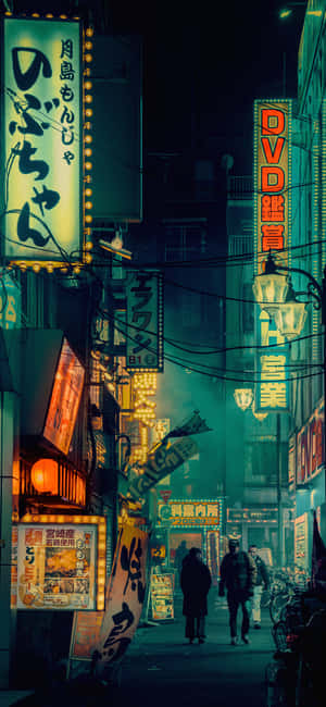 霓虹招牌照亮了夜晚東京一條狹窄的街道，有行人行走。 — Galaxy A36 壁紙