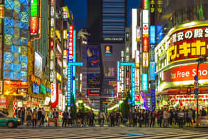 夜晚的東京街道，閃爍的霓虹燈招牌和行人穿過繁忙的十字路口。 — 東京喰種風格 壁紙