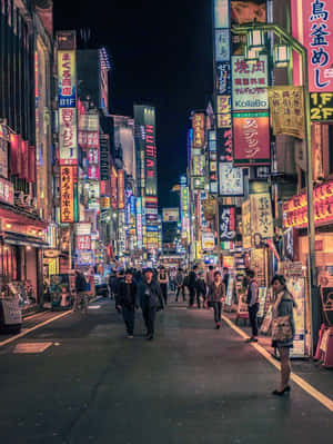 夜晚東京街道，充滿發光的霓虹招牌和行人。 — 3:4 壁紙