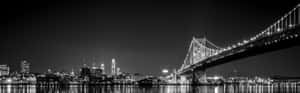 海灣大橋和舊金山天際線的黑白夜景，城市燈光倒映在水面上。 — 舊金山 壁紙
