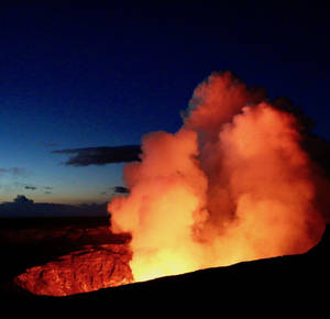 火山爆發，發光的熔岩和煙霧映襯著黑暗的暮色天空。 — 煙動圖 壁紙