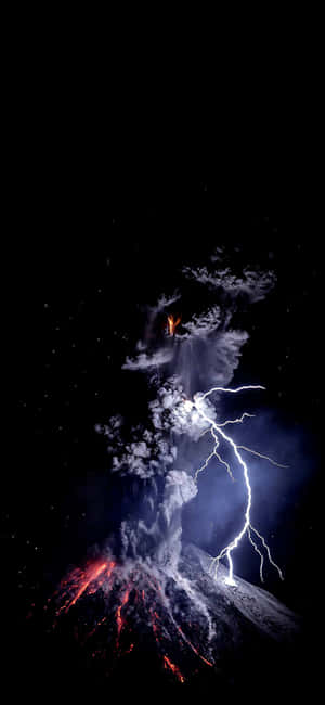 夜晚火山爆發，閃電劃過火山灰雲。 — 漂亮 iPhone 壁紙