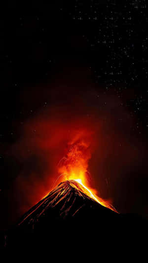 火山在星空夜晚下噴發熔岩和火花。 — 自然 壁紙