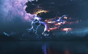 夜晚火山爆發，湖面上方有閃電 — 閃電 壁紙
