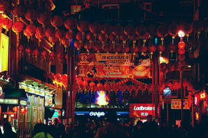 夜晚的唐人街街道，有紅燈籠和農曆新年裝飾。 — 春節 壁紙