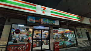 夜晚照亮的7-Eleven便利商店，可見內部貨架。 — 7-ELEVEN 壁紙