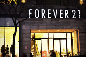 夜晚的Forever 21店面，發光的窗戶和光禿的樹木。
