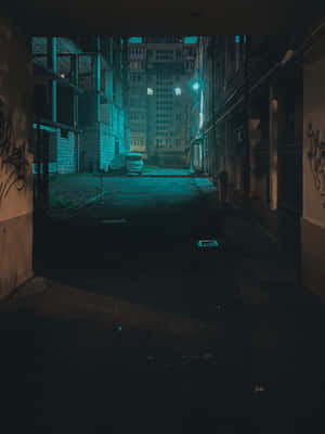 夜晚黑暗的城市小巷，帶有青綠色照明和塗鴉覆蓋的牆壁。 — 3:4 壁紙