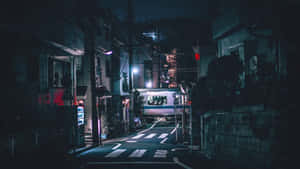 日本雨夜的街道，有霓虹燈和經過的火車。